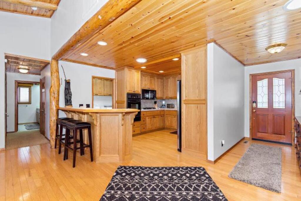 Custom Single Story Cabin With Jacuzzi Pool Table & Big Game Room With Arcade Games Биг Бэар Лейк Экстерьер фото