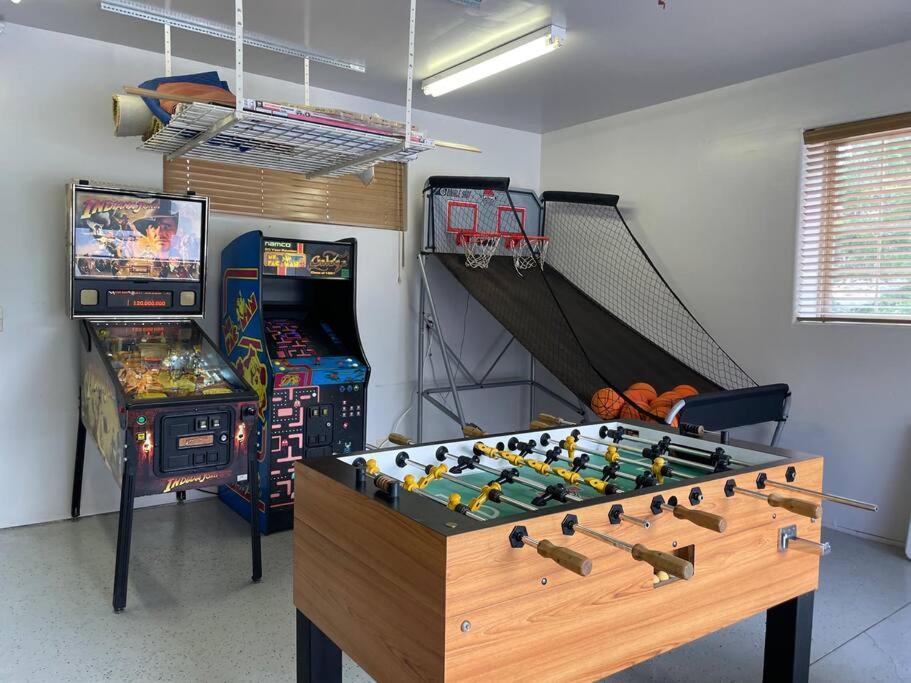 Custom Single Story Cabin With Jacuzzi Pool Table & Big Game Room With Arcade Games Биг Бэар Лейк Экстерьер фото