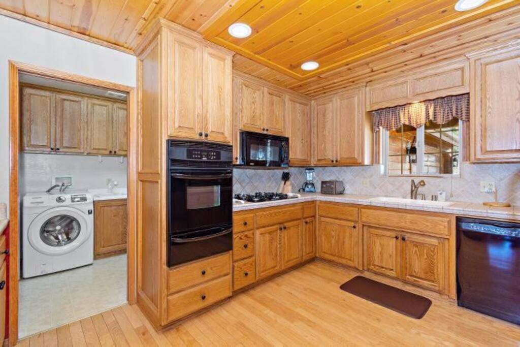Custom Single Story Cabin With Jacuzzi Pool Table & Big Game Room With Arcade Games Биг Бэар Лейк Экстерьер фото