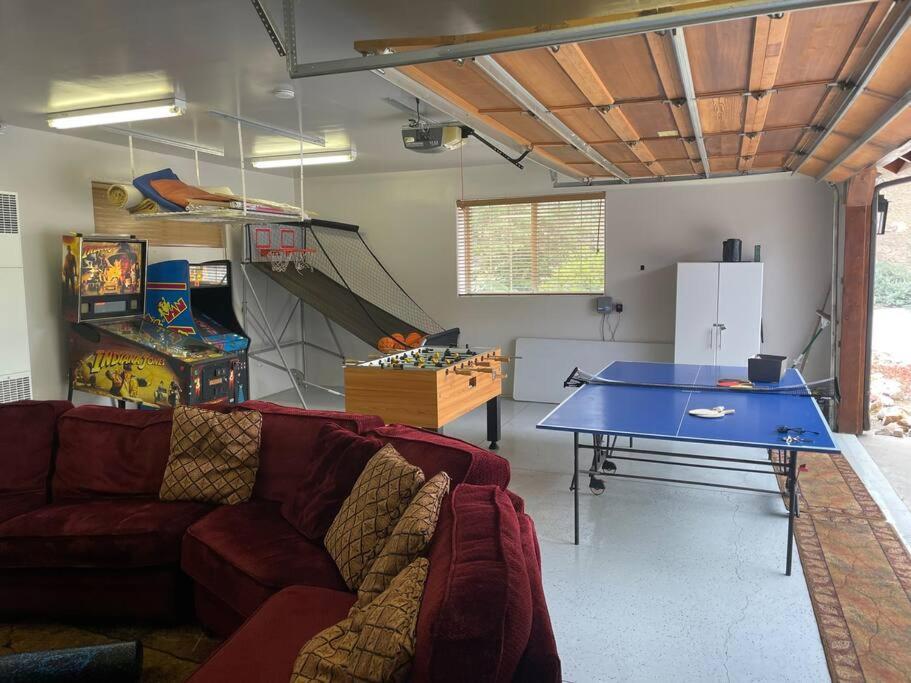 Custom Single Story Cabin With Jacuzzi Pool Table & Big Game Room With Arcade Games Биг Бэар Лейк Экстерьер фото