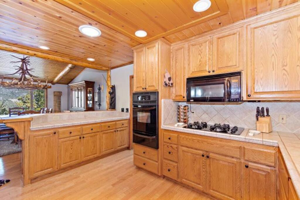 Custom Single Story Cabin With Jacuzzi Pool Table & Big Game Room With Arcade Games Биг Бэар Лейк Экстерьер фото