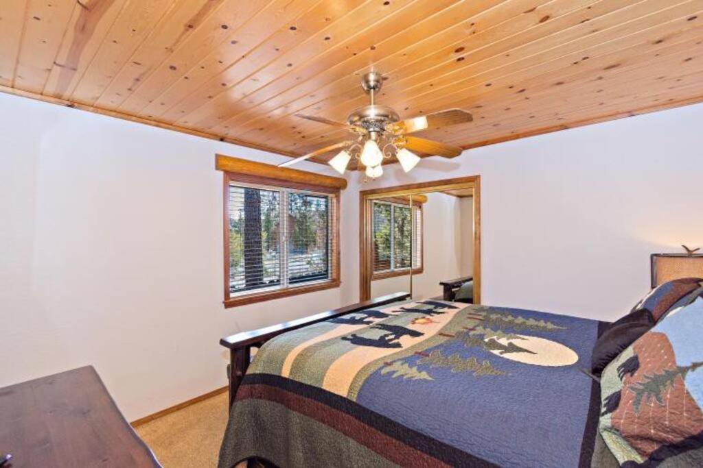 Custom Single Story Cabin With Jacuzzi Pool Table & Big Game Room With Arcade Games Биг Бэар Лейк Экстерьер фото