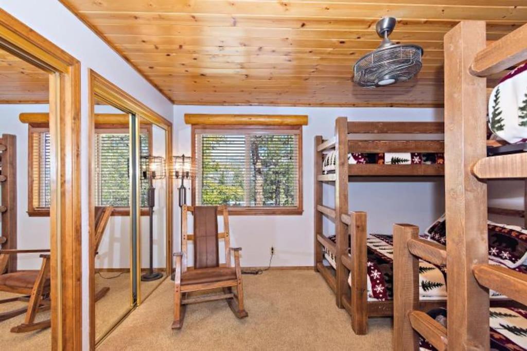 Custom Single Story Cabin With Jacuzzi Pool Table & Big Game Room With Arcade Games Биг Бэар Лейк Экстерьер фото