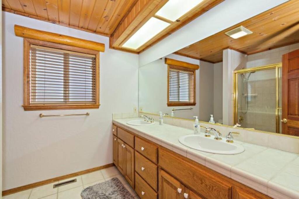 Custom Single Story Cabin With Jacuzzi Pool Table & Big Game Room With Arcade Games Биг Бэар Лейк Экстерьер фото