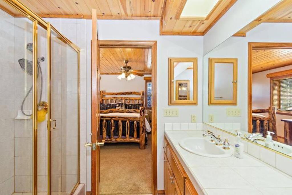 Custom Single Story Cabin With Jacuzzi Pool Table & Big Game Room With Arcade Games Биг Бэар Лейк Экстерьер фото